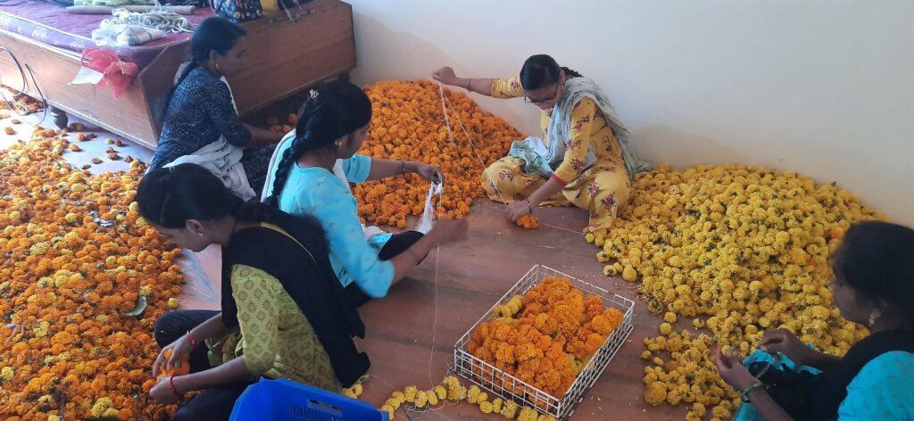 PV flowers ladies stringing